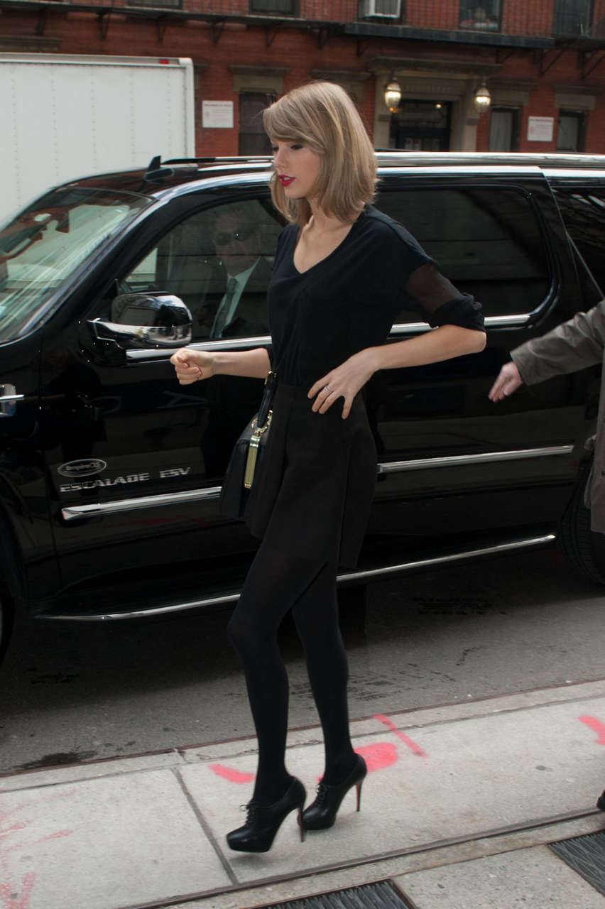 Taylor Swift Leaves Her New York Apartment