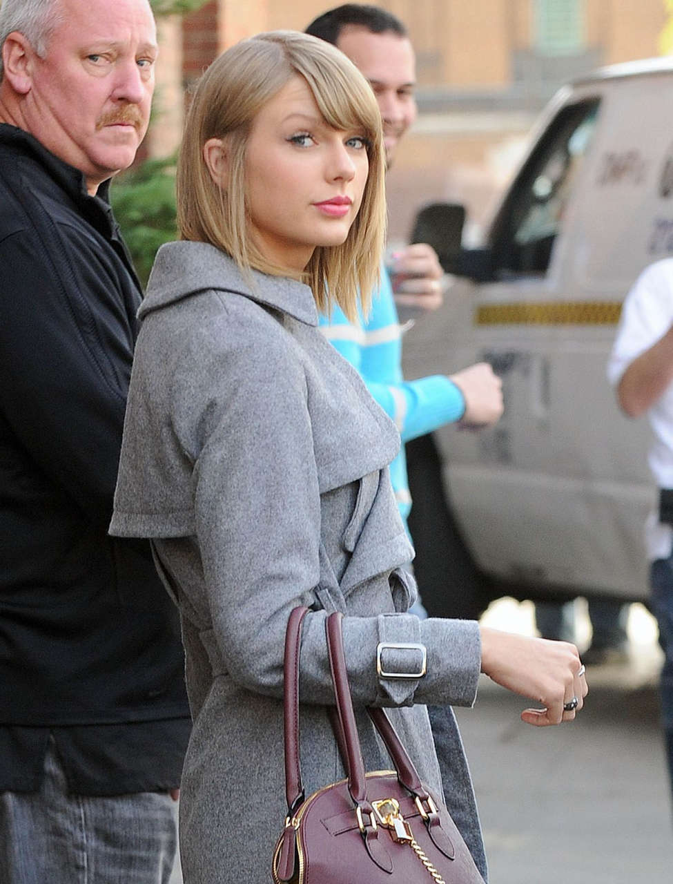 Taylor Swift Leaves Photo Studio New York