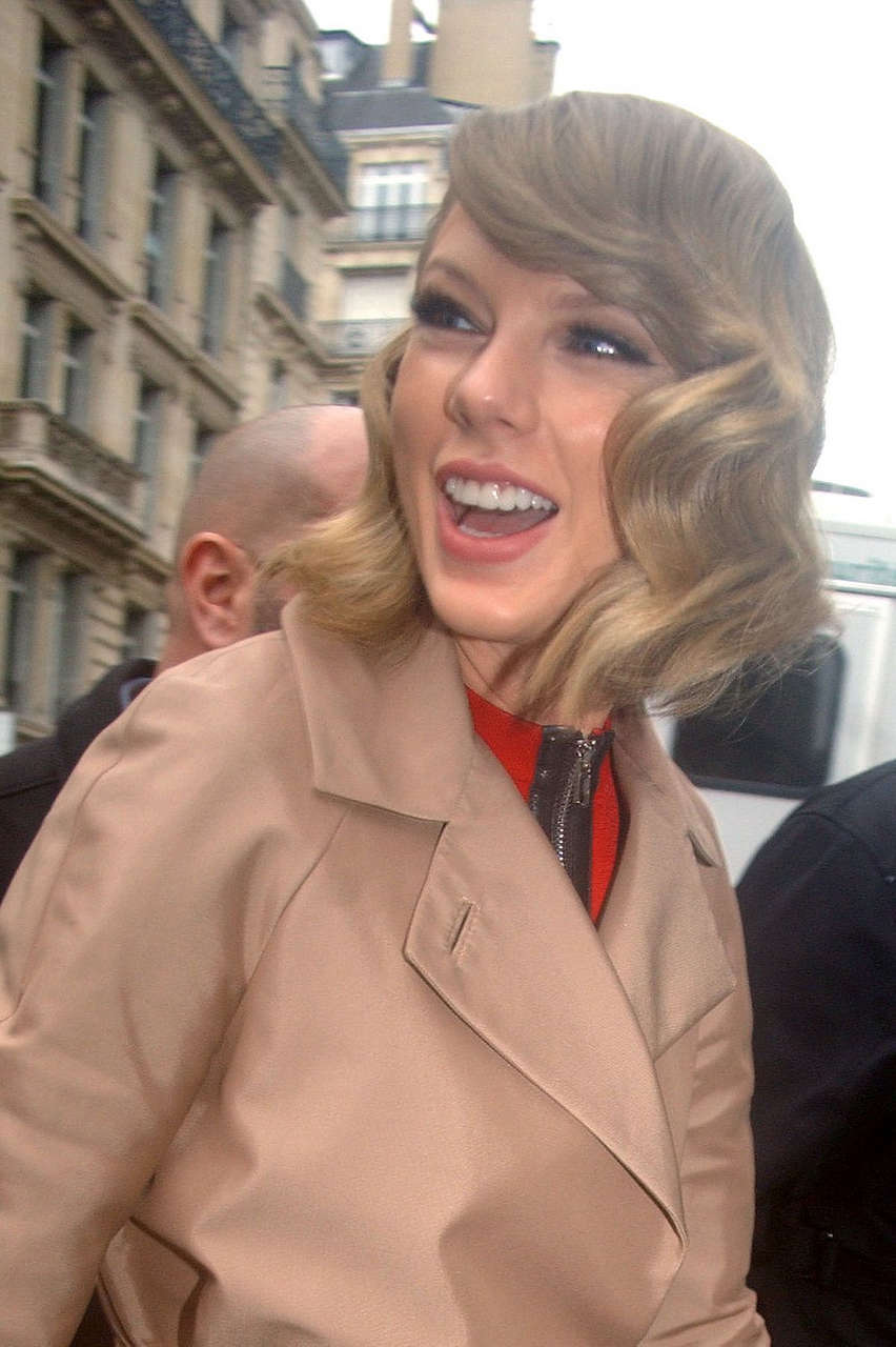Taylor Swift Leaves Studio Paris