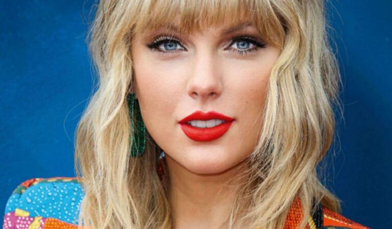 Taylor Swift Moments Magazine March (4 photos)