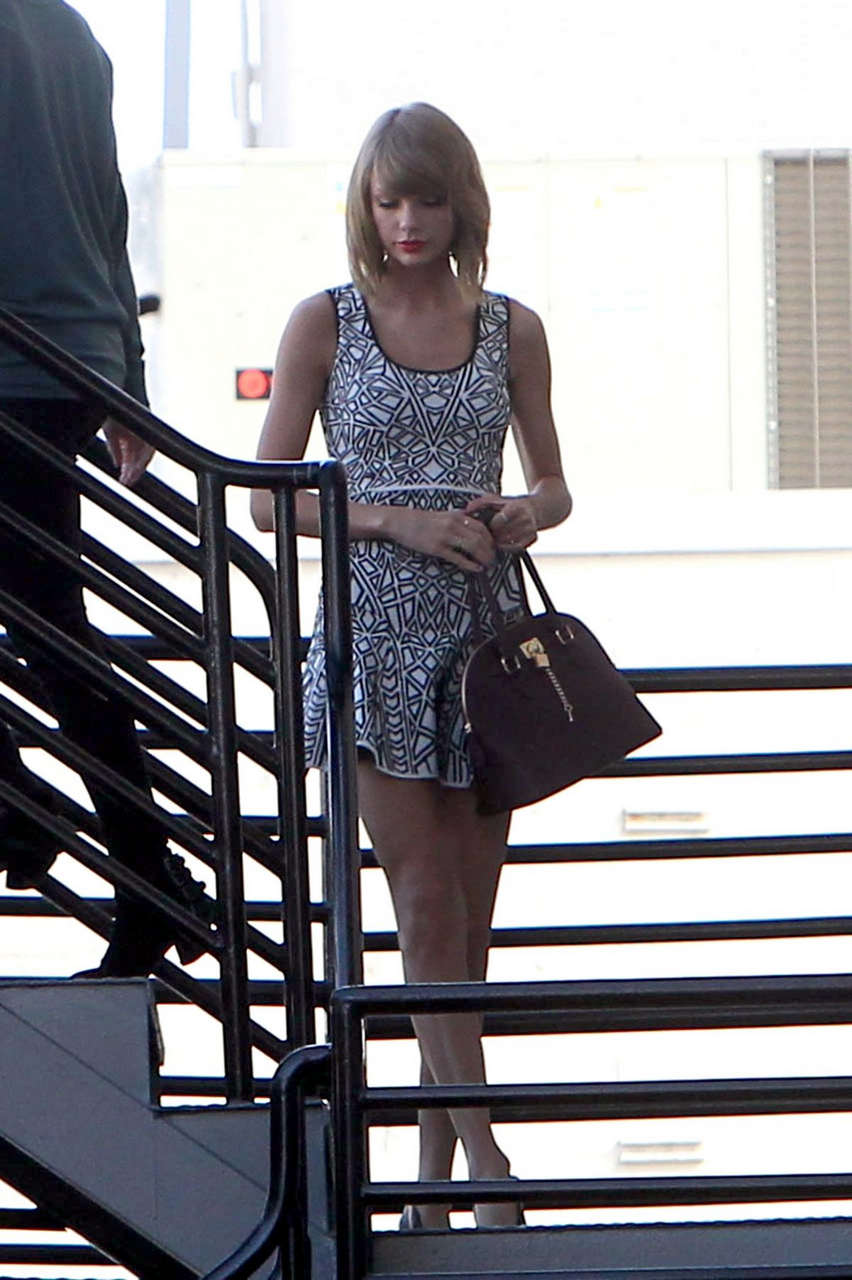 Taylor Swift Out About Los Angeles