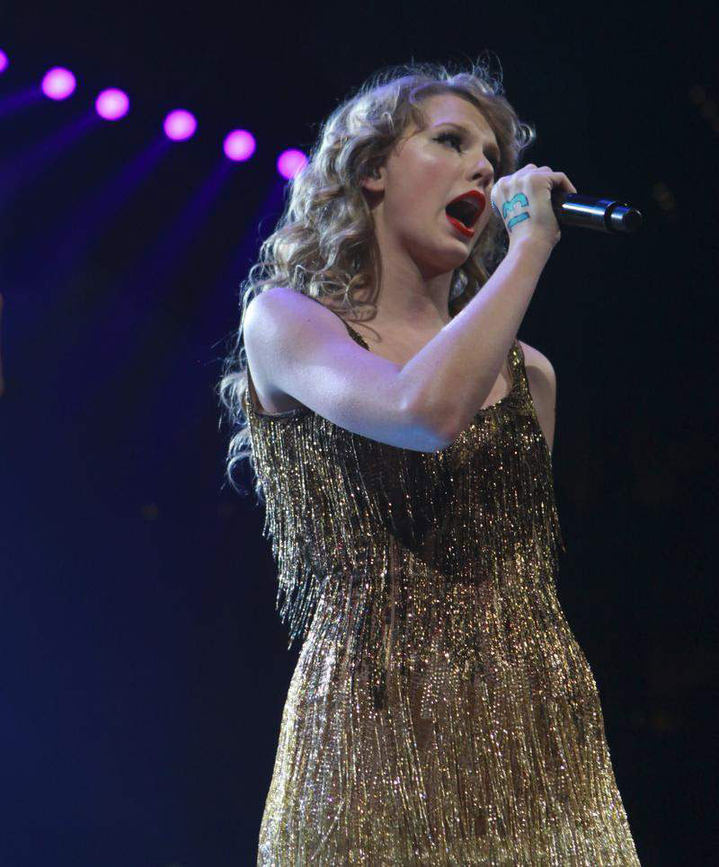 Taylor Swift Performs Louisville