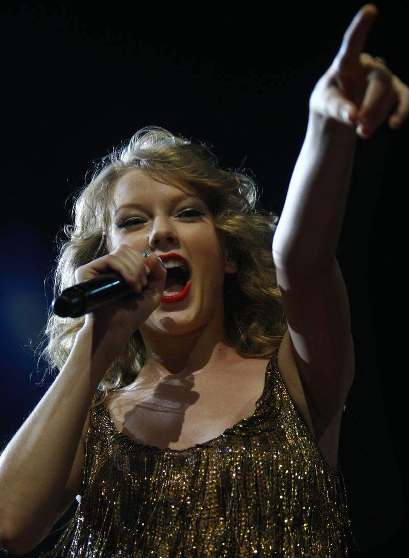 Taylor Swift Performs Louisville
