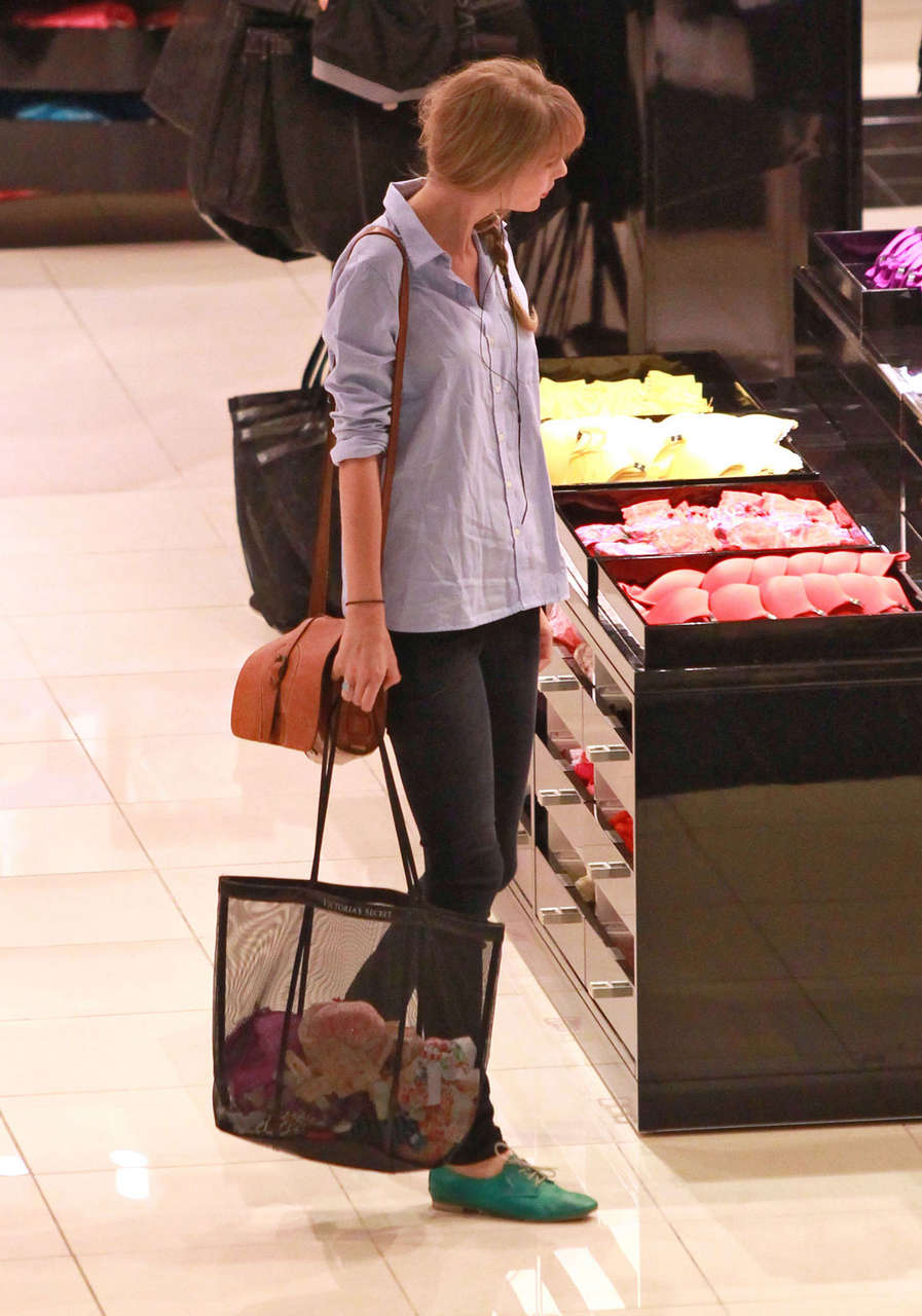 Taylor Swift Shopping Victorias Secret Beverly Hills