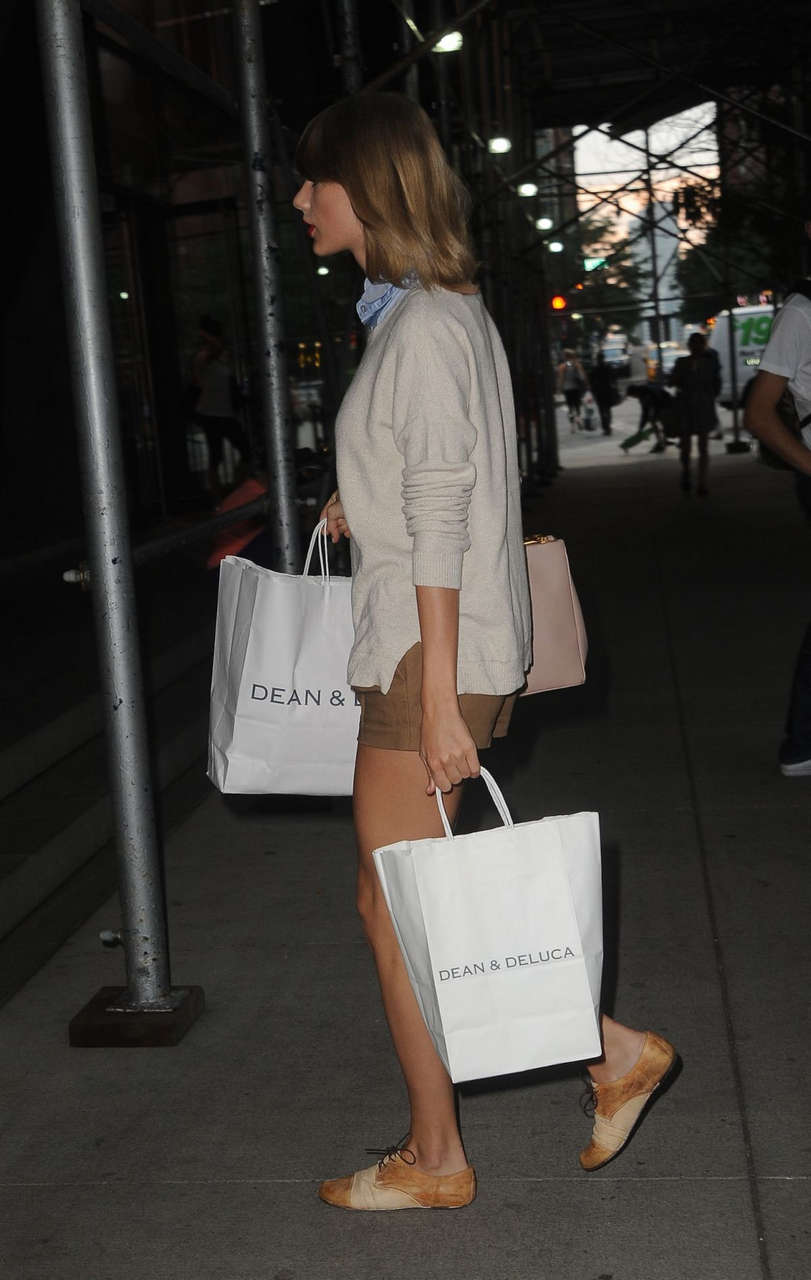 Taylor Swift Visits Friend New York