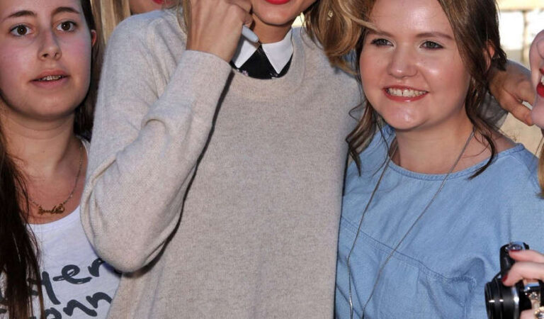 Taylor Swift With Fans Out Hamburg (8 photos)