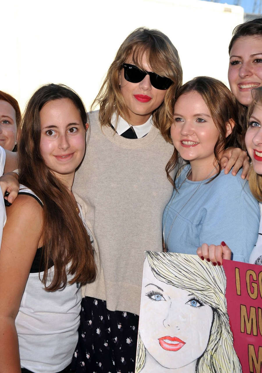 Taylor Swift With Fans Out Hamburg