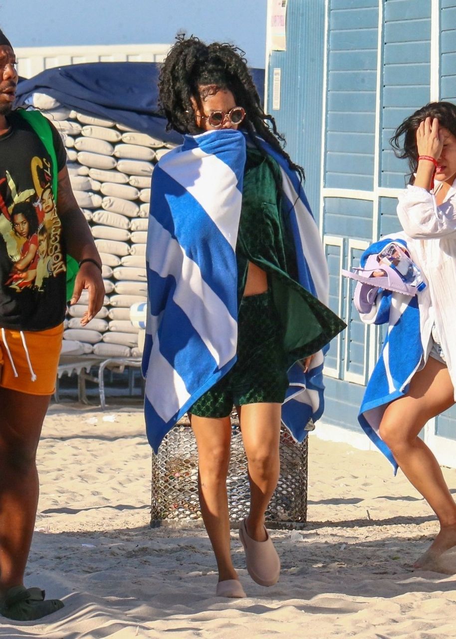 Teyana Taylor Out With Friends Beach Miami
