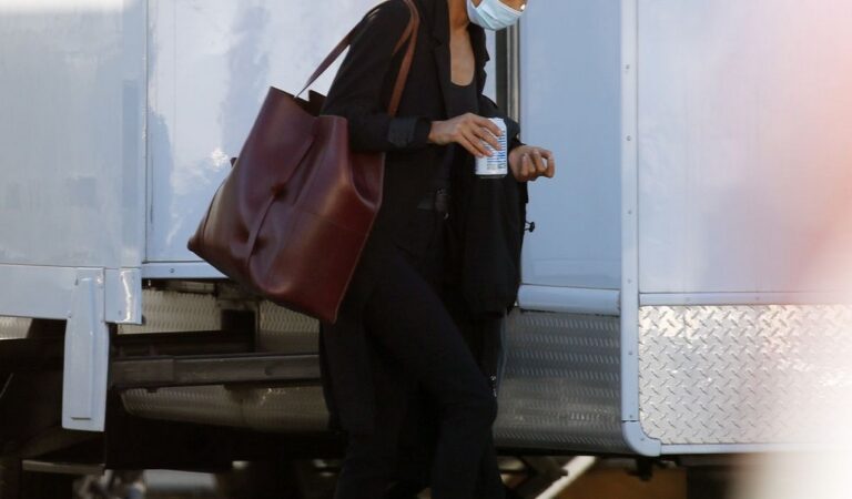Thandie Newton Heading Set Westworld Los Angeles (4 photos)