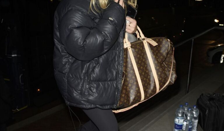 Tilly Ramsay Arrives Her Hotel Manchester (3 photos)