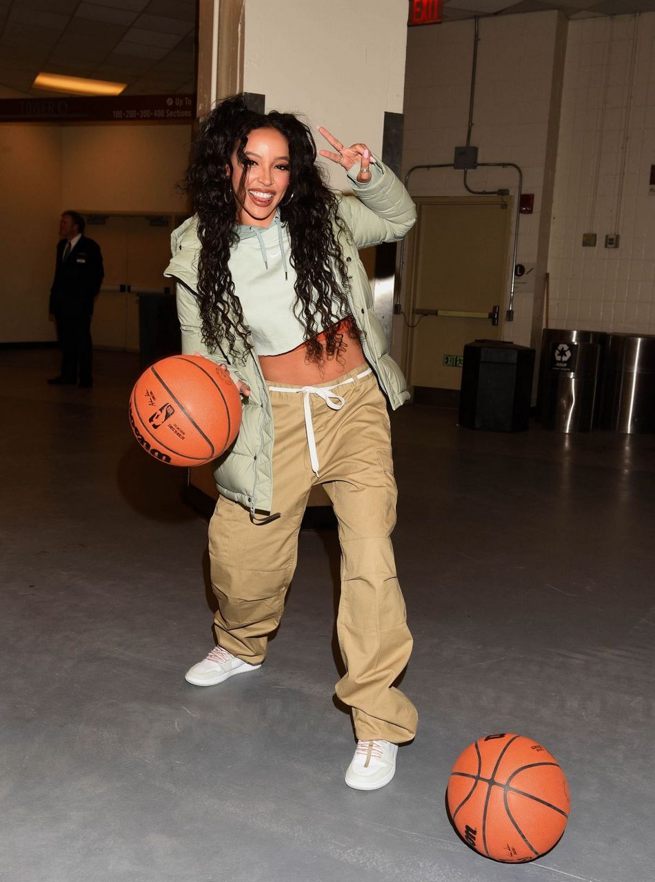 Tinashe San Antonio Spurs Vs New York Knicks Game Madison Square Garden