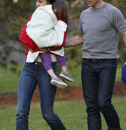 Tom Cruise Katie Holmes And Suri (1 photo)