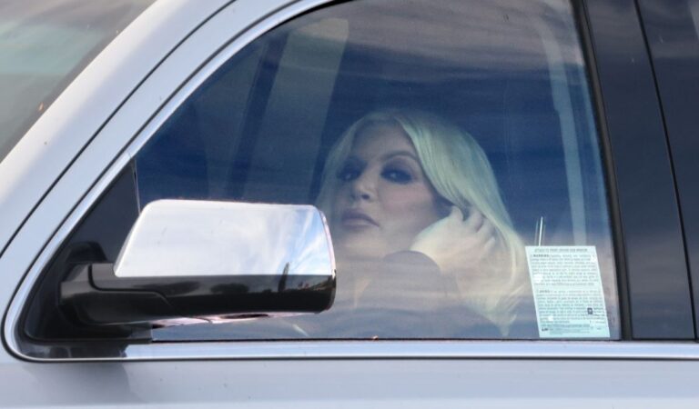 Tori Spelling Out Driving Woodland Hills (7 photos)