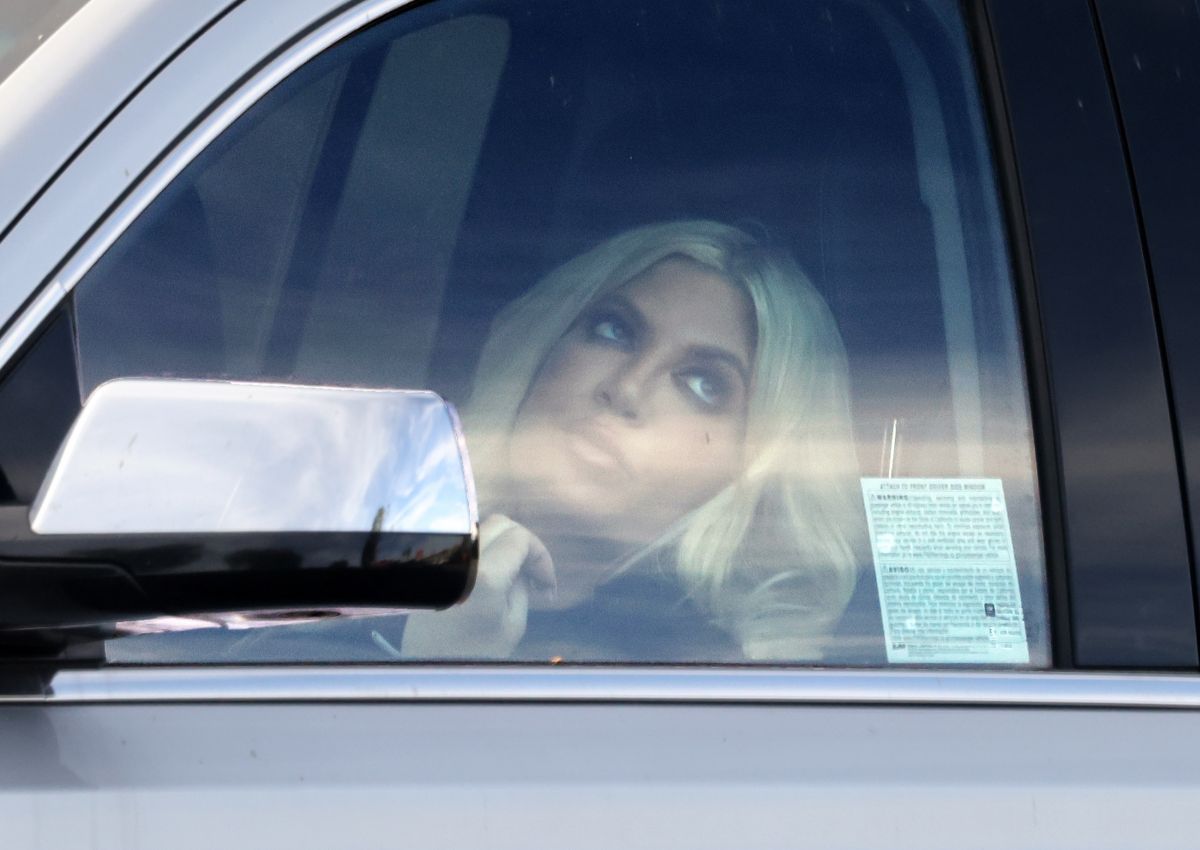 Tori Spelling Out Driving Woodland Hills