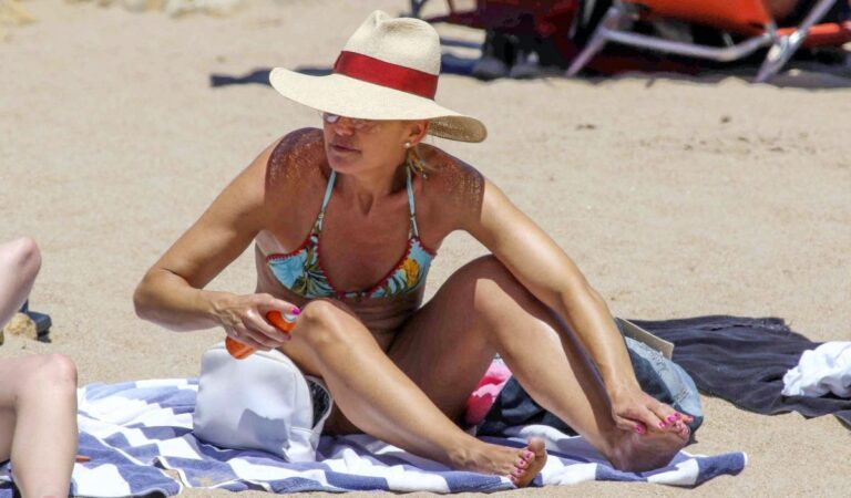 Valeria Mazza Bikini Beach Punta Del Este (7 photos)