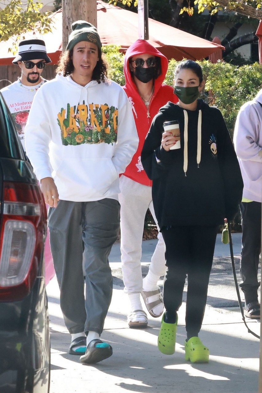 Vanessa Hudgens Cole Tucker Out For Lunch With Friends Los Feliz