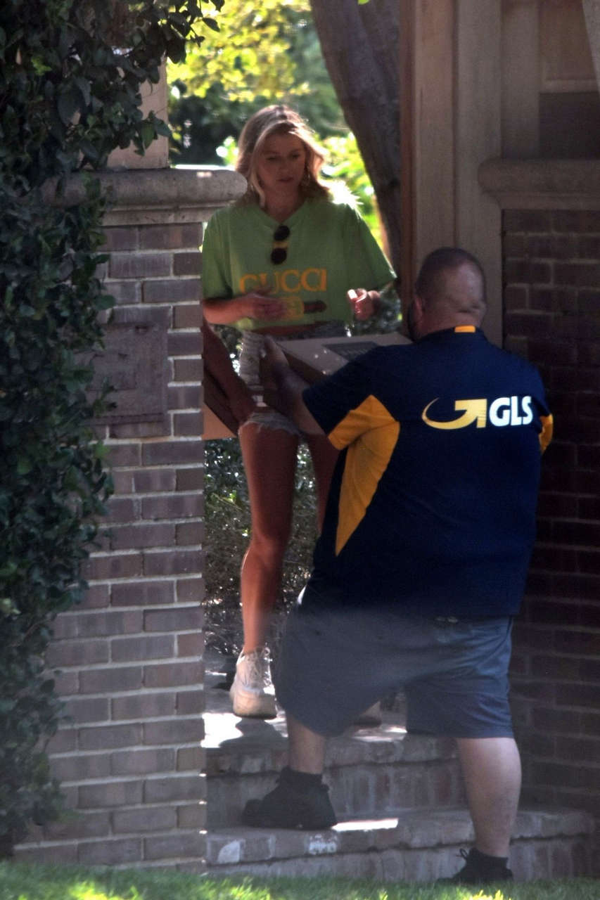 Vanessa Hudgens Her Front Door Accept Home Delivery Los Feliz