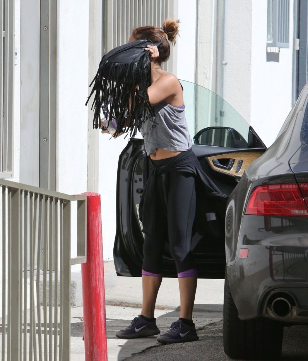 Vanessa Hudgens Hiding From Paps Out Studio City