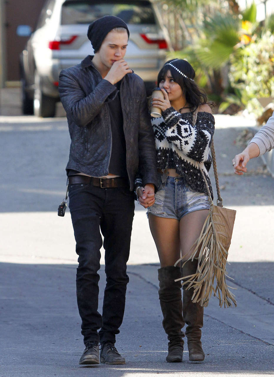 Vanessa Hudgens Knee Botts With New Boyfriend Los Angeles