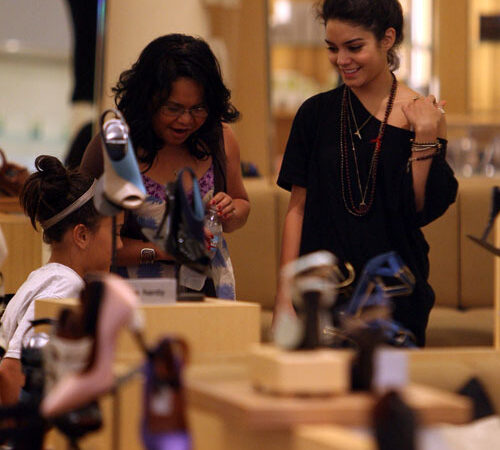 Vannessa Hudgens Shopping With Mother And Little (1 photo)