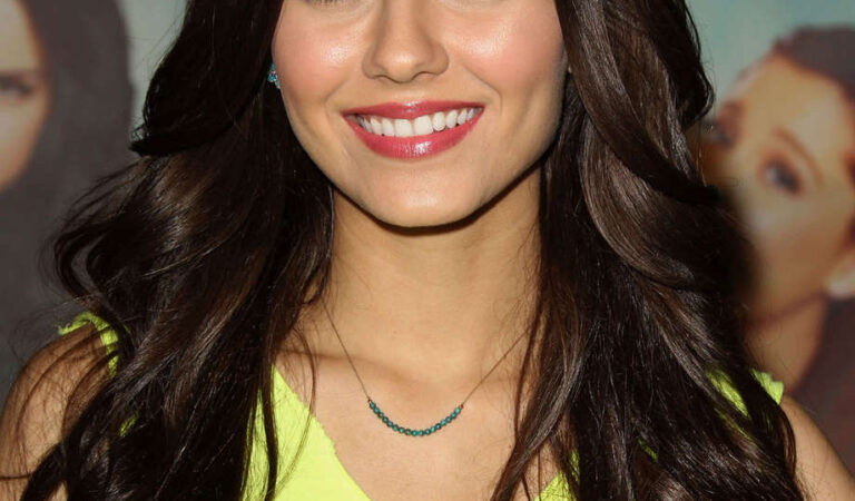 Victoria Justice Victorious Soundtrack Signing Universal Citywalk Hollywood (12 photos)