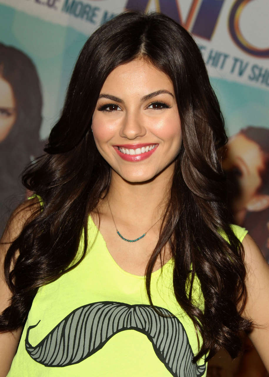 Victoria Justice Victorious Soundtrack Signing Universal Citywalk Hollywood
