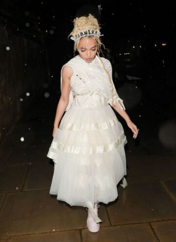 Wka Twigs Arrives Simone Rocha Show London Fashion Week