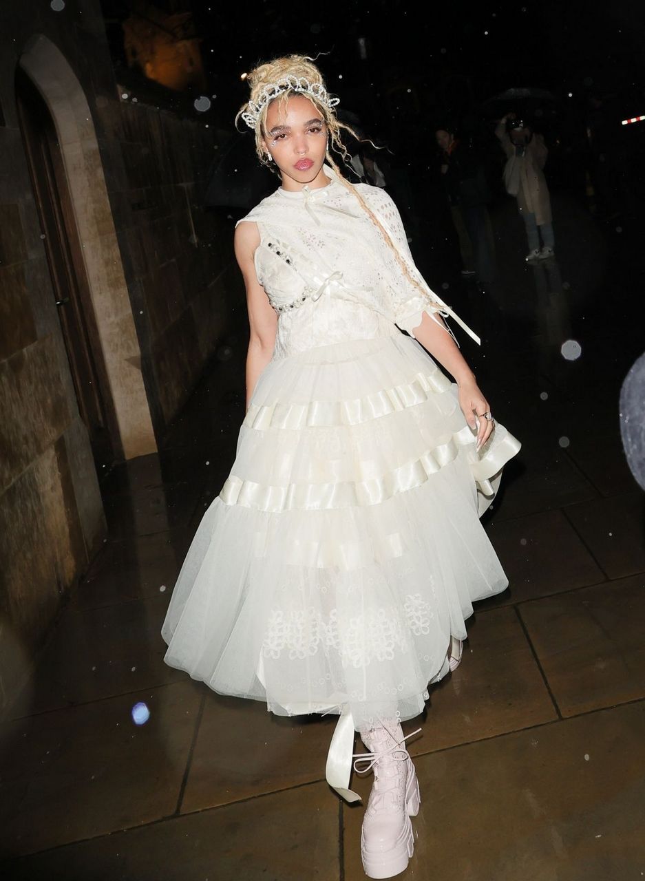 Wka Twigs Arrives Simone Rocha Show London Fashion Week