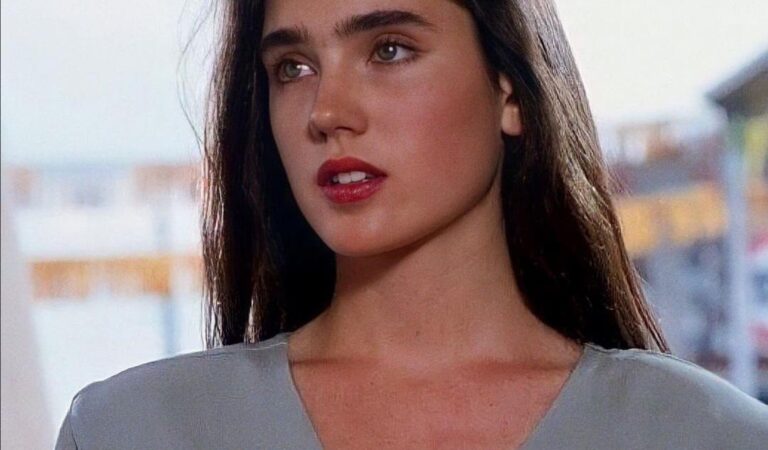 Young Jennifer Connelly Hot (2 photos)