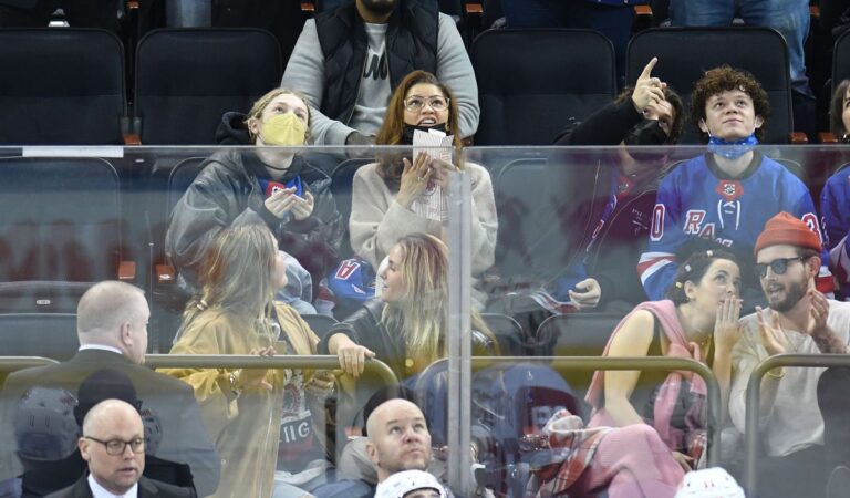 Zendaya Detroit Red Wings Vs New York Rangers Game New York (7 photos)