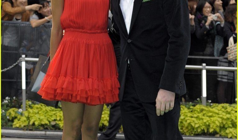 Zoe Saldana With Sam Worthington (1 photo)